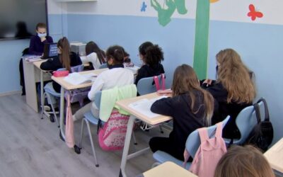 Şcoala online îi aduce pe părinţi în situaţii ce par fără ieşire: Fie plătesc bonă sau afterschool, fie renunţă la muncă